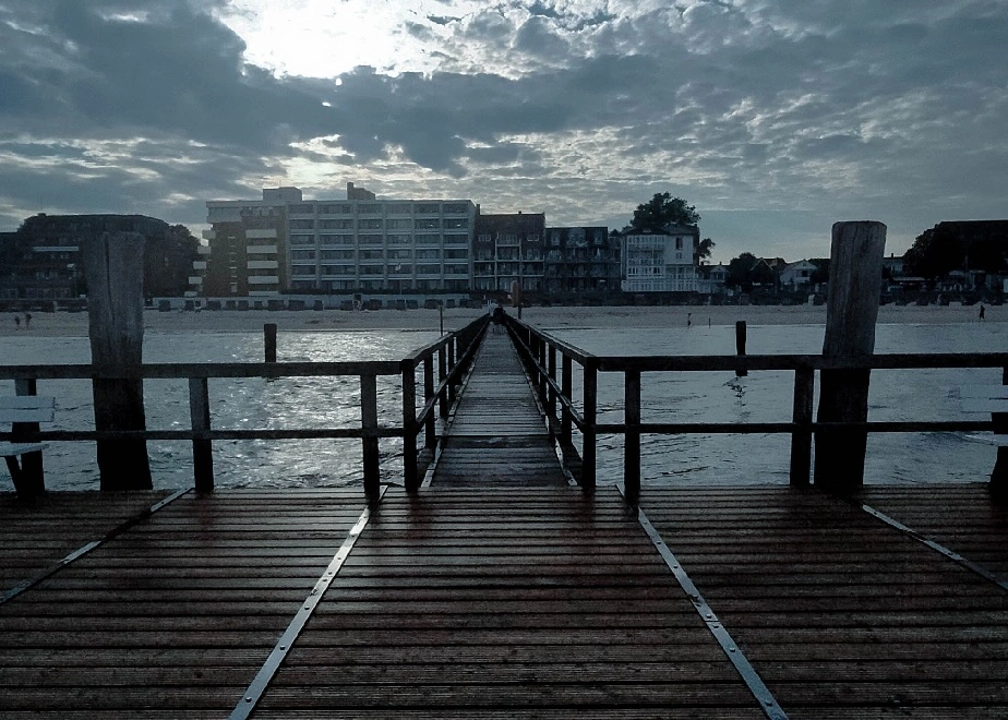 Blick auf den Steg und die Webagentur auf Föhr