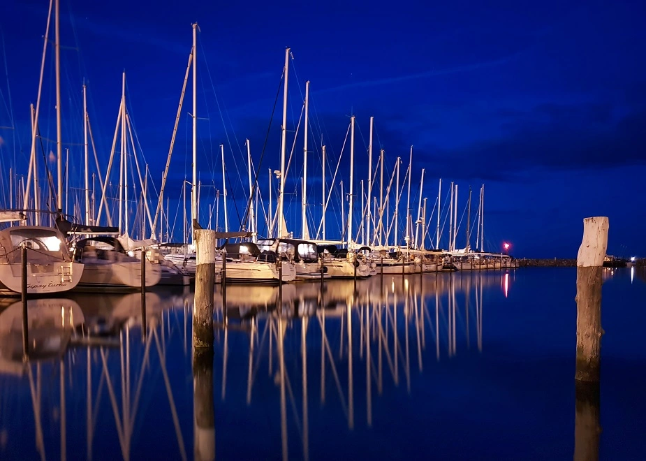 Hafen von Grömitz in der Nacht steht für überzeugende SEO-Texte in Grömitz