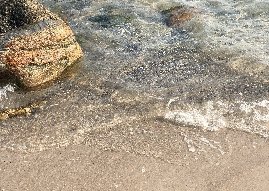 Grömitz Strand mit Steinen steht für Grafikdesign mit Grömitz-Charme